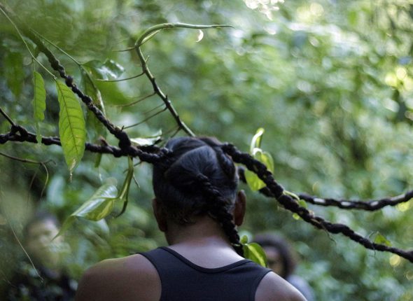 03-performancerelacionalnaohumana-ybyratyba-porrastrosdediogenes-e-leticia-rocha-fotografia-dethaina-ina@